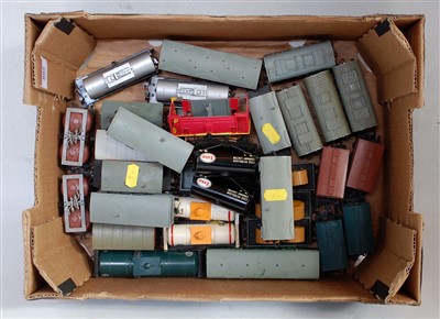 Lot 805 - 35 Hornby-Dublo plastic wheeled wagons,...