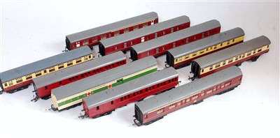 Lot 809 - Small tray containing Triang bogie coaches 3x...