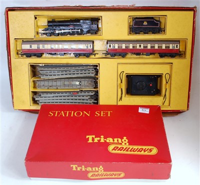 Lot 811 - A Triang RAX train set Princess engine and...