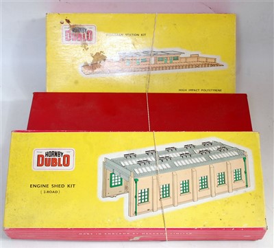 Lot 814 - Hornby Dublo 5005 and 5006 plastic 2 road...