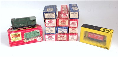 Lot 975 - 12 Hornby Dublo SD6 and D1 wagons in mix of...