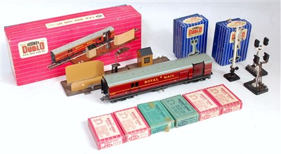 Lot 976 - A mixed Hornby Dublo lot - a 2400 TPO mail van...