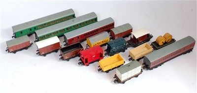 Lot 981 - 2 Hornby Dublo super detail SR green suburban...