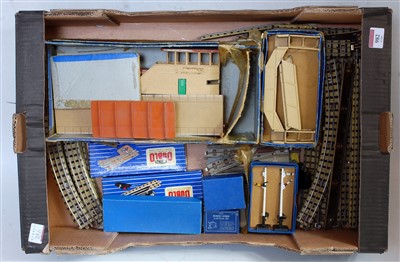 Lot 982 - Tray containing quantity of Hornby Dublo...