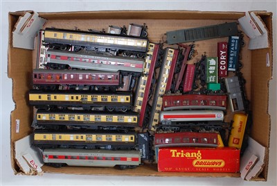 Lot 984 - Tray containing quantity of loose coaches and...