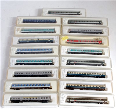 Lot 999 - 17 Marklin Z gauge bogie coaches mixed...