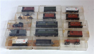 Lot 1041 - 14 H09 narrow gauge wagons and coaches and an...