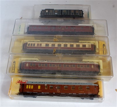 Lot 1055 - 9 mixed makes H0 continental 'Wagons Lits'...