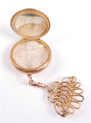 Lot 2586 - A 9ct yellow gold powder compact, the case set...