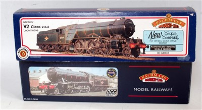 Lot 1098 - Bachmann 31-553A class V2 engine and tender BR...