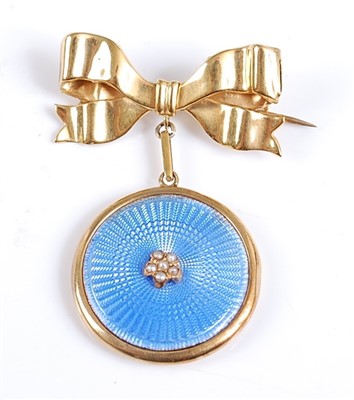 Lot 2572 - A 9ct yellow gold brooch with a circular...