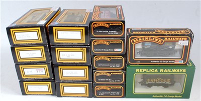 Lot 1087 - Boxed goods wagons 8 x Dapol, 6 x mainline and...