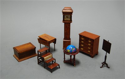 Lot 518 - A collection of assorted modern dolls house...