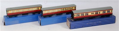 Lot 907 - Ten various boxed and loose Hornby 00 coaches...