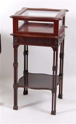 Lot 1449 - An Edwardian mahogany vitrine / display table,...