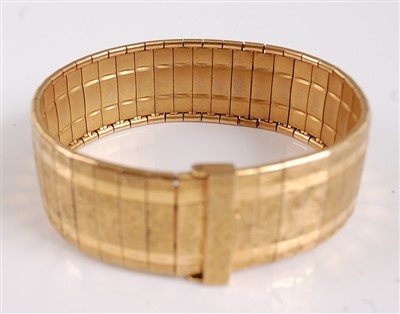 Lot 2550 - A 9ct yellow gold Milanese style flat textured...