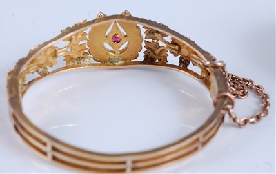 Lot 1194 - A late Victorian yellow metal hinged bangle,...