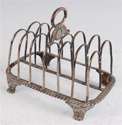 Lot 1089 - A George III silver six division toast rack,...