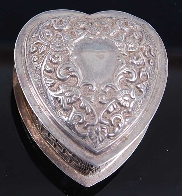 Lot 1124 - A modern silver heart shaped snuff box, the...