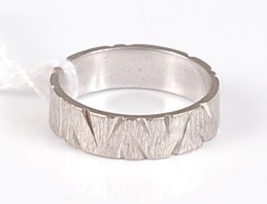 Lot 304 - An 18ct white gold wedding band, with textured...