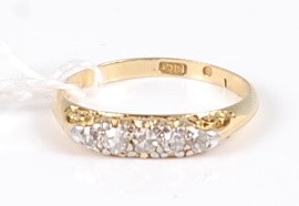 Lot 315 - A lady's 18ct gold five stone diamond ring,...