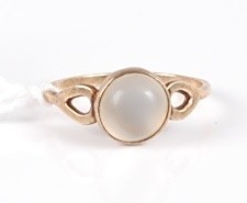 Lot 320 - A yellow metal and moonstone set ring,...