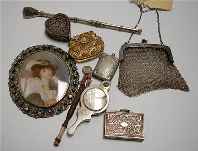 Lot 297 - A small collection of miscellaneous items, to...