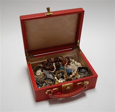 Lot 346 - A red leather clad jewellery box and contents...