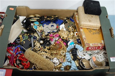 Lot 382 - One box of miscellaneous costume jewellery, to...