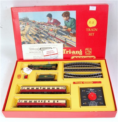 Lot 639 - Triang R3B train set containing green Princes...