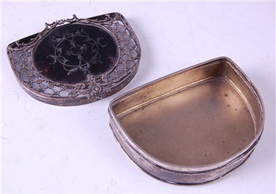 Lot 1133 - A George V silver trinket box and cover, of...