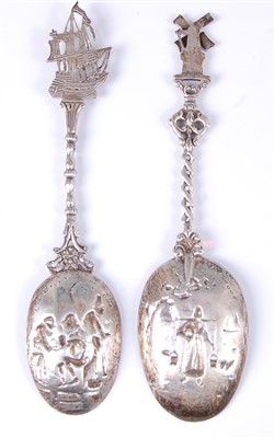 Lot 1153 - An early 20th century Dutch silver spoon, the...