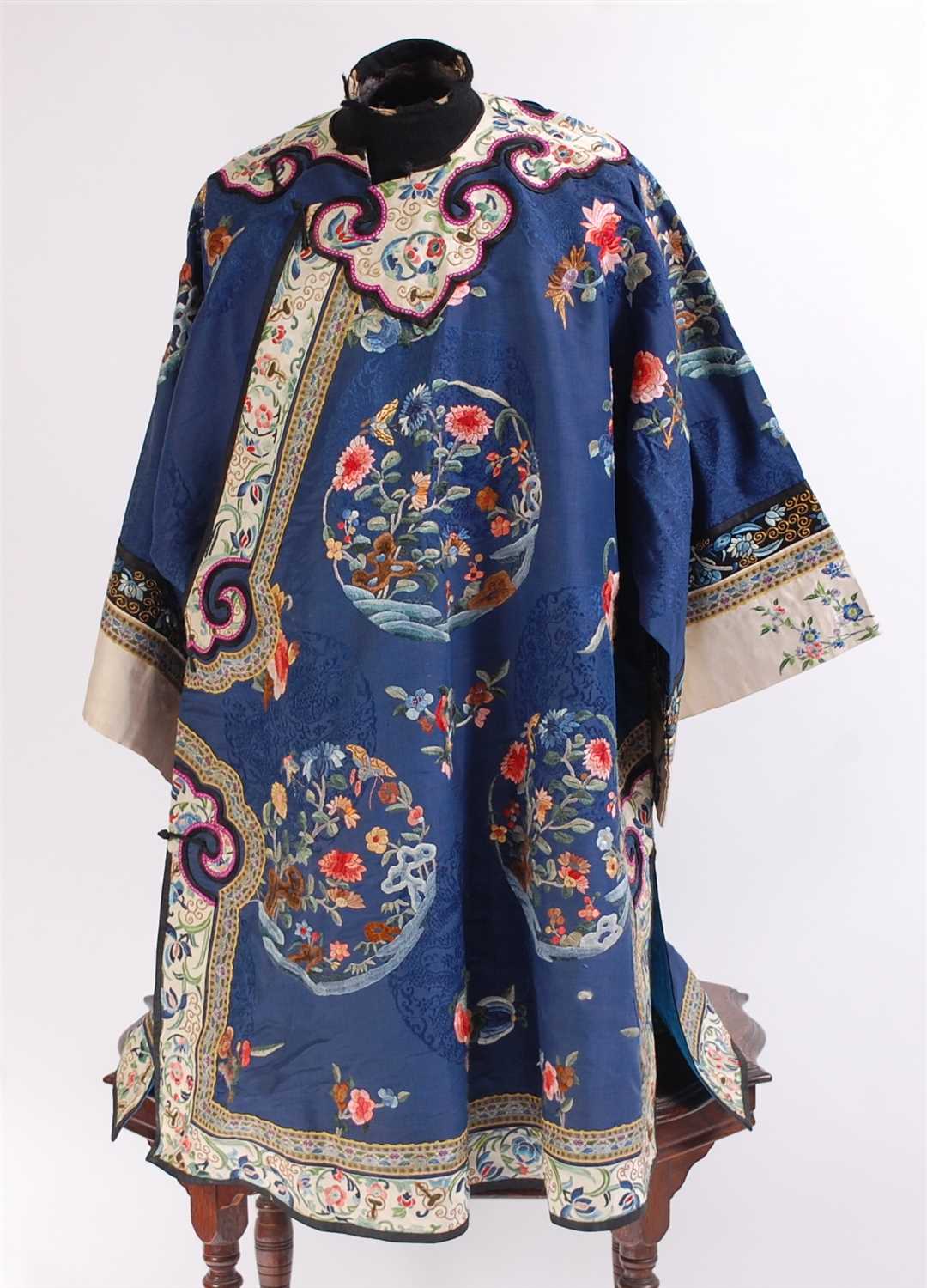 Lot 1329 - A late 19th/early 20th century Chinese lady's...