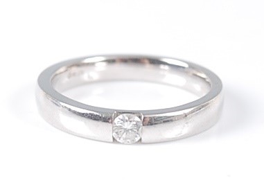 Lot 2608 - An 18ct white gold single stone diamond ring,...