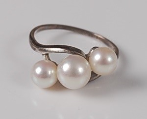 Lot 2617 - A white metal crossover style pearl dress ring,...