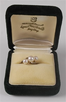Lot 2617 - A white metal crossover style pearl dress ring,...