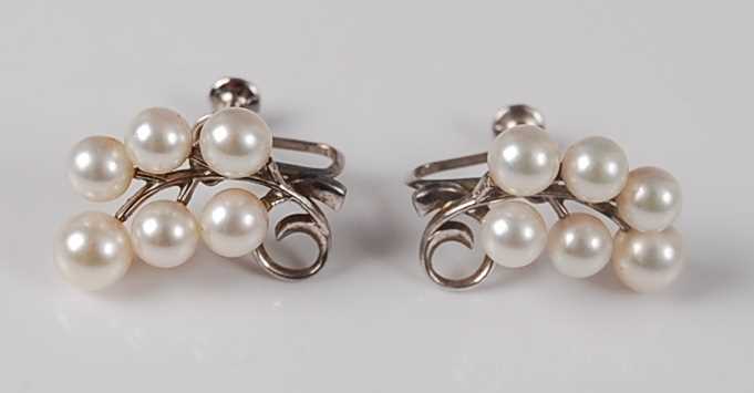 Lot 2618 - A pair of white metal floral spray pearl...