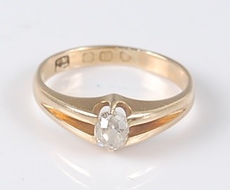 Lot 2636 - An 18ct yellow gold single stone diamond ring,...