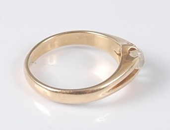 Lot 2636 - An 18ct yellow gold single stone diamond ring,...