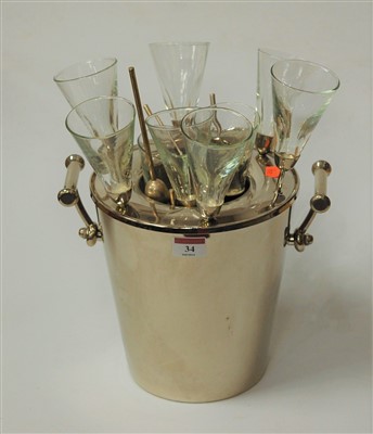 Lot 34 - A chrome hunting drinks bucket and glasses