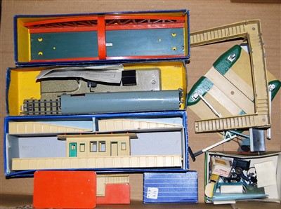 Lot 654 - Large tray Hornby Dublo accessories: D1 girder...