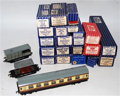 Lot 655 - Hornby Dublo rolling stock, 3x D21 BR(W)...