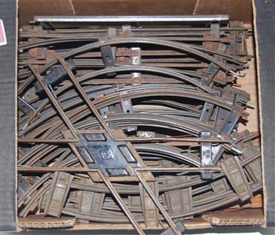 Lot 302 - Small tray of 0 gauge clockwork track, some...