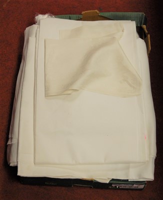 Lot 82 - A box of assorted table linen