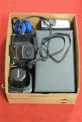 Lot 84 - A small quantity of cameras and accessories,...