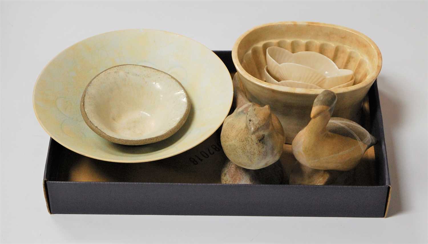 Lot 208 - Mixed ceramics, to include studio bowl, jelly...