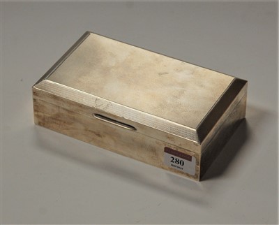 Lot 280 - A 20th century silver table cigarette box with...