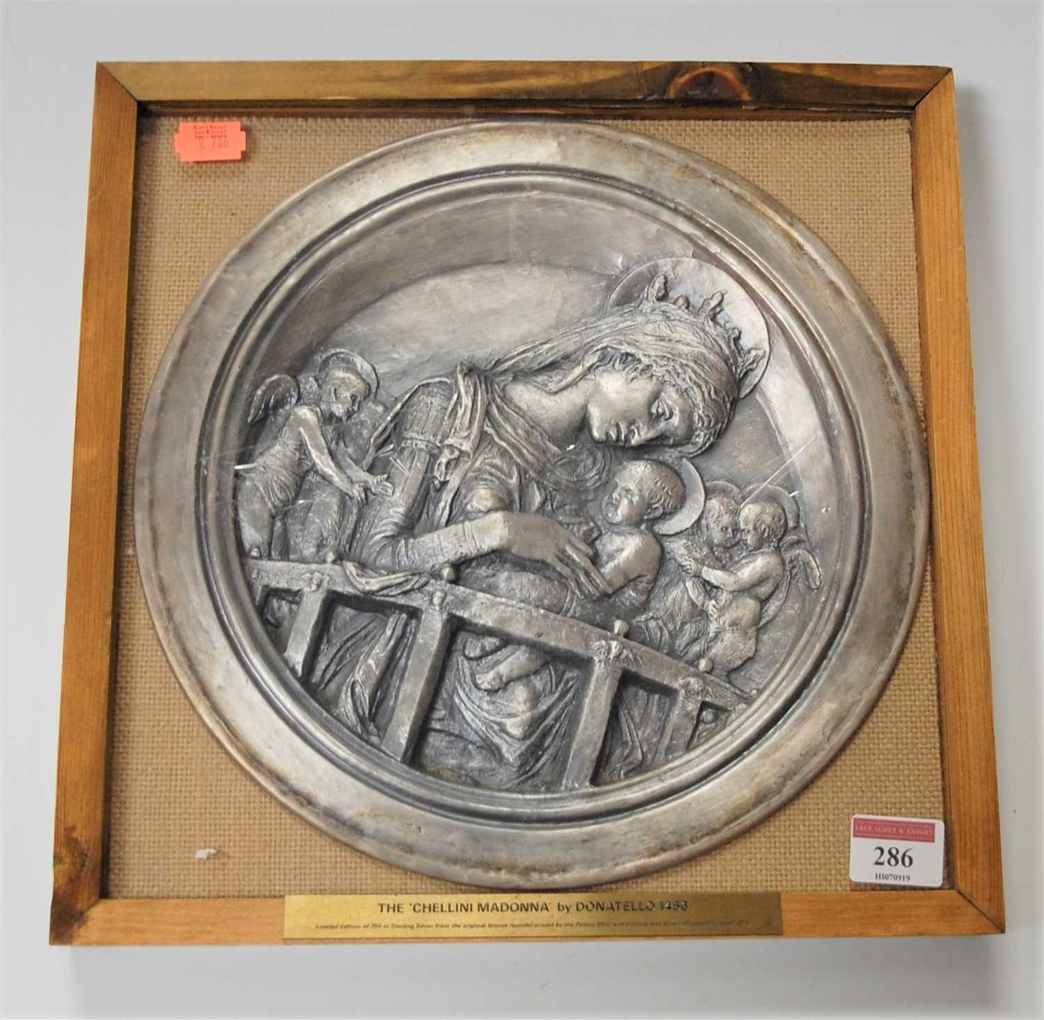 Lot 286 - A cased 20th century silver roundel modelled...