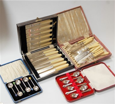 Lot 287 - A cased set of 20th century silver teaspoons,...