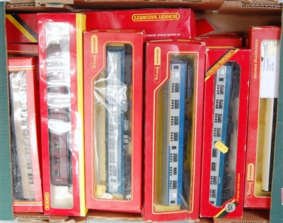 Lot 546 - Tray containing 21 Triang and Hornby coaches,...